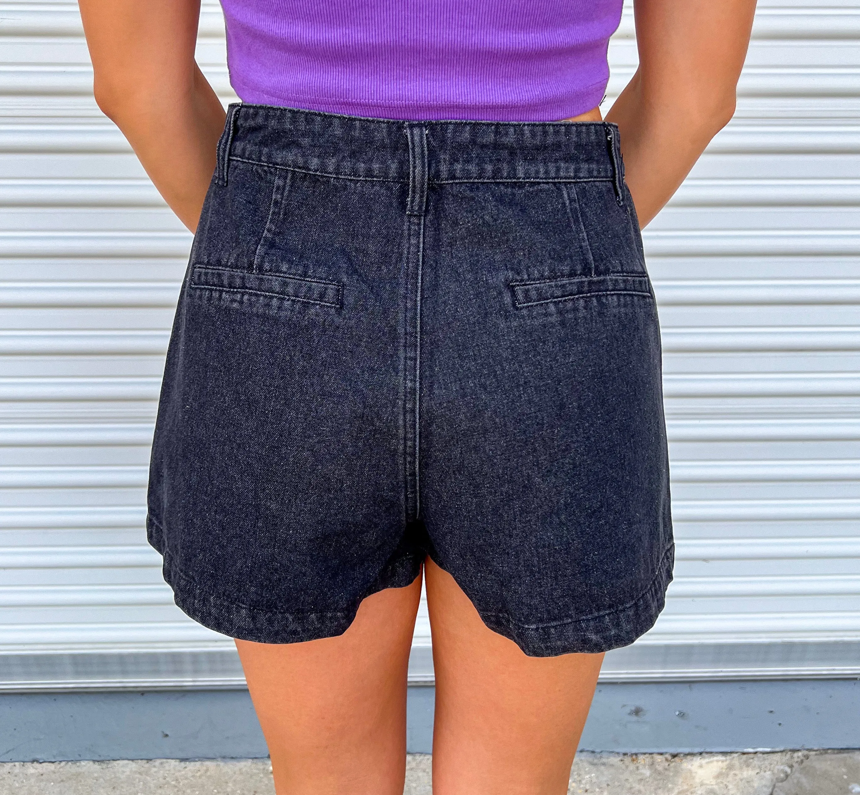 HANGING ON WASHED BLACK PLEATED MINI SKORT