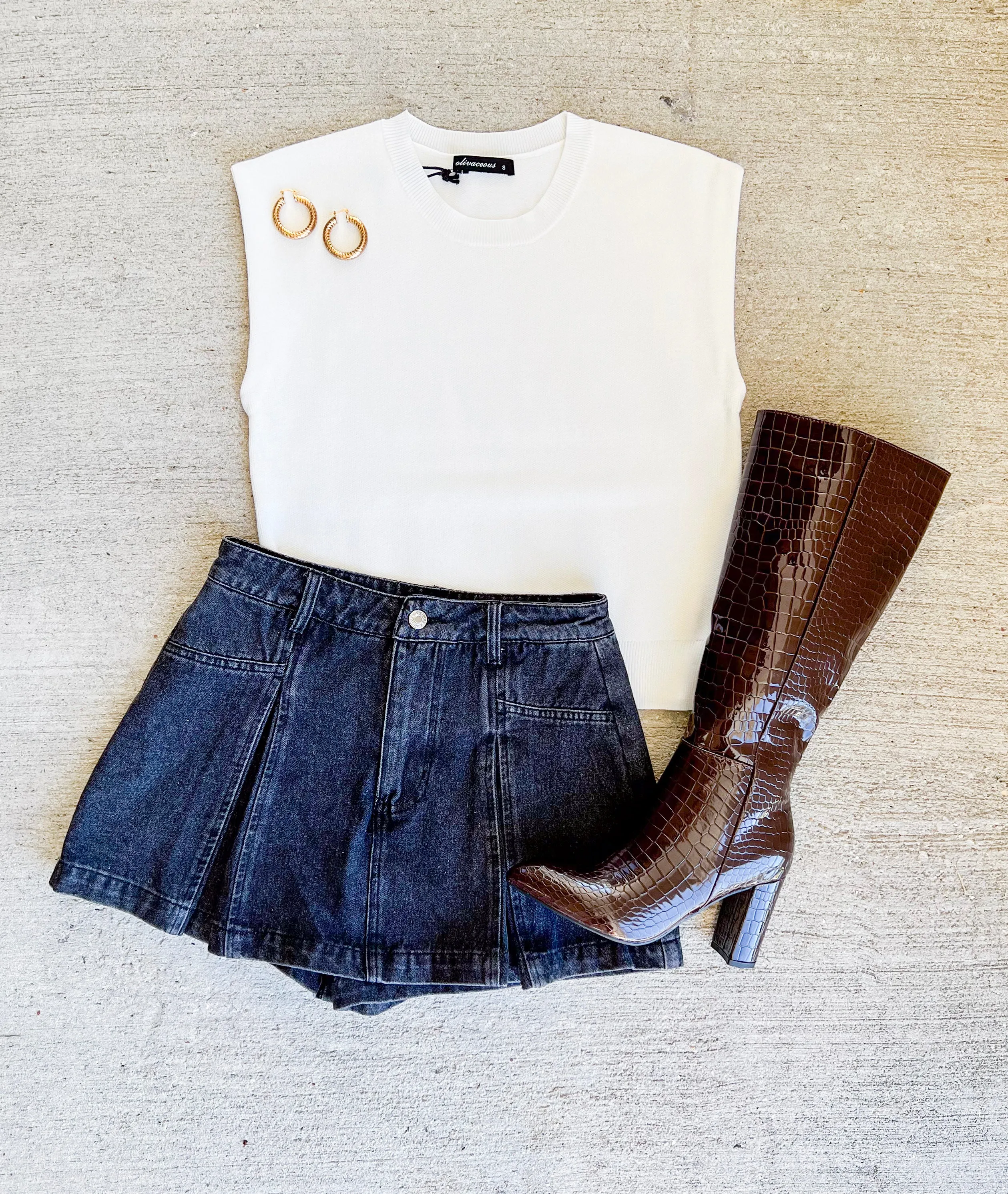 HANGING ON WASHED BLACK PLEATED MINI SKORT